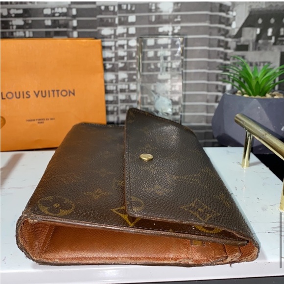 Louis Vuitton Monogram Sarah Wallet - Authentic - Picture 15 of 16